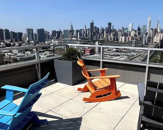 5 mins to Midtown Amazing City View Luxury Urban Oasis 1 Bedroom Apartment - Queens - Balkon