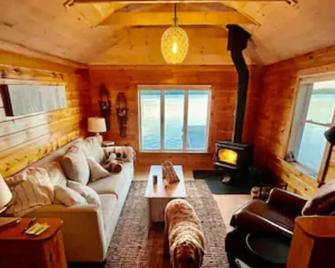 New- Golf, Fishing, Kayaks & Waterfront - Private Cottage - Vassalboro - Living room