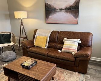 Newly Renovated Hiking Retreat! - Monteagle - Wohnzimmer