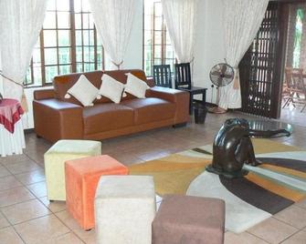 Country Link Guest Lodge - Komatipoort - Huiskamer