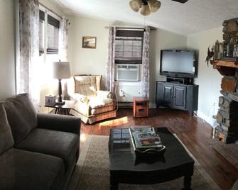 Mayhew Farms Cottage - Breathtaking Mt. Views Overlooking Pond & Horses - Bedford - Sala de estar