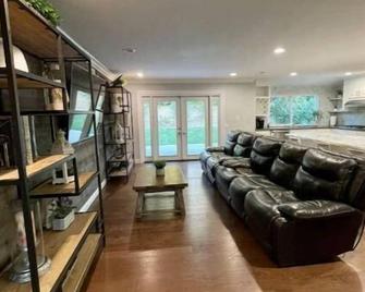 Charming Claremont 4br Pool Home - Claremont - Living room