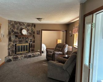 Come enjoy peace and quiet in this 4 bedroom farmhouse. - Axtell - Sala de estar