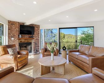 Designer Malibu Retreat w Private Pool Dual Firepits and A Panoramic Views - Agoura Hills - Living room