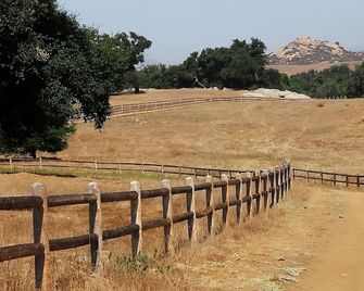 Perfect Getaway! Two Classy Units, Kitchenette, Game Room, Free Parking - Ramona - Venkovní prostory