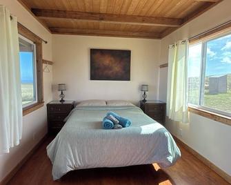 A charming, secluded, off-grid, quiet and a 180 degree view of the ocean. - Naalehu - Bedroom