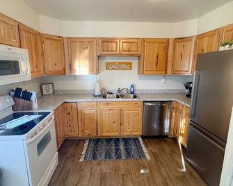 Bright, King Beds, Patio, Laundry, Walk to Downtown! - Spearfish - Kitchen