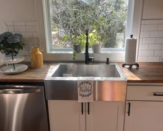 Charming 1 bedroom Stony Brook cottage -walking distance to village & university - Stony Brook - Kitchen