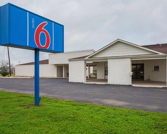 Motel 6 Madisonville, TX - Madisonville - Building