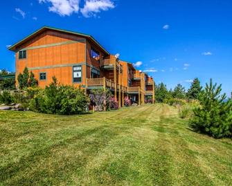 Serene Superior Stay on Lake Superior! Stay 2 Nts., a 3rd Nt. is free thru April - Tofte - Building