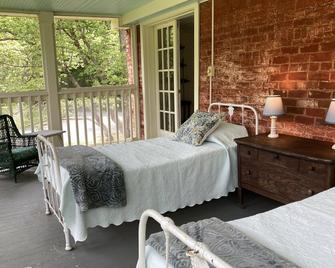 The Tannery! Private Dipping Pool In The Warm Springs Stream! Pet Friendly! - Warm Springs - Bedroom