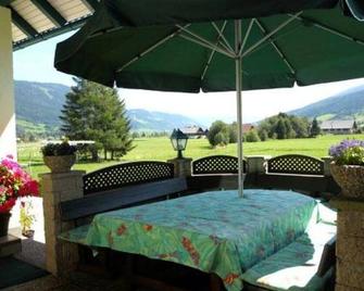 Double room with shower, WC and balcony - Haus Traudi - Sankt Margarethen im Lungau - Innenhof