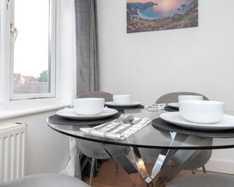 Cozy Cottage - Southampton - Dining room