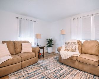 Grandma's Place - Steps from Downtown Sugarcreek - Sugarcreek - Sala de estar