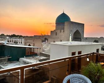 Golden Minaret By Terrace - Bucara - Varanda