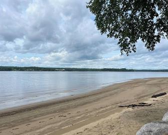 3 bdrm fully furnished cottage near the beach - Miramichi - Strand