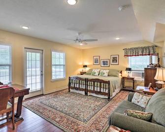 Studio in College Station with Expansive Deck! - College Station - Bedroom
