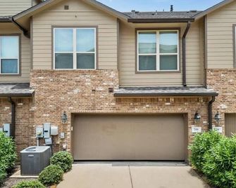 3-story Luxury: Webster's Finest - Webster - Building