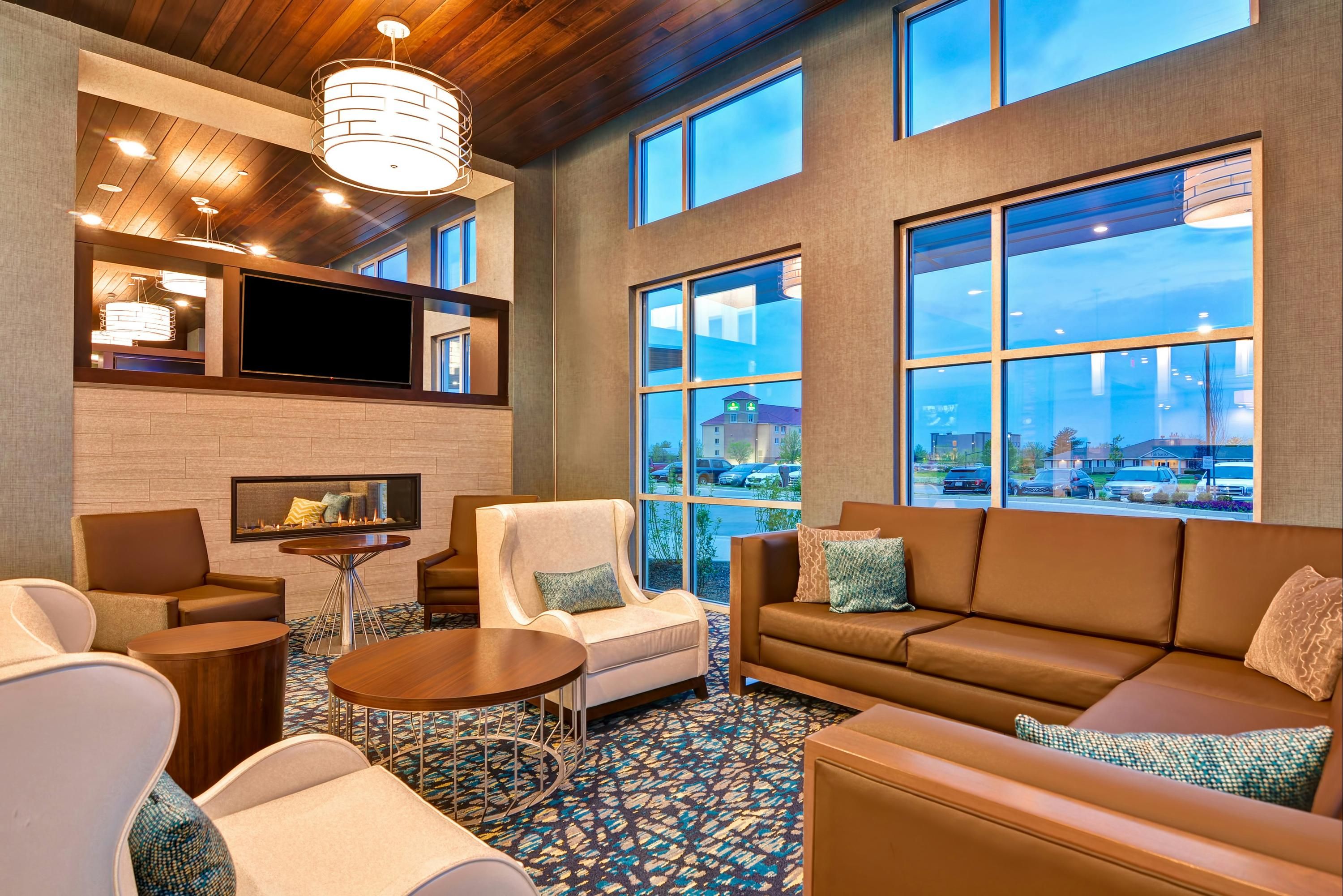 Embassy Suites by Hilton Plainfield Indianapolis Airport - Plainfield - Area lounge