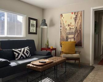 Modern Bungalow, in the heart of downtown Prescott! - Prescott - Living room