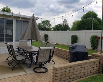 Comfortable home away from home. Close to ONU and all grocery and restaurants. - Bourbonnais - Patio