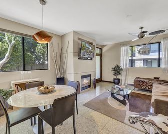 Biltmore ground level condo + 2 bdr + Office+ 3 pools + Gym in South Palm Spring - Palm Springs - Jadalnia