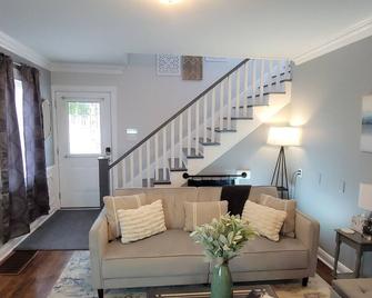 Charming 1-bedroom house in enjoyable Bardstown with AC, WiFi - Bardstown - Living room