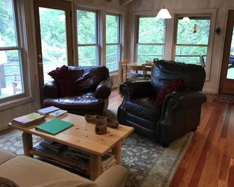 Secluded Riverfront Paradise-the Tailwater House: not the average rental - Darby - Living room