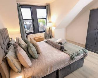 Lovely 2 Bedroom Apartment in Central Location - Greenock - Bedroom