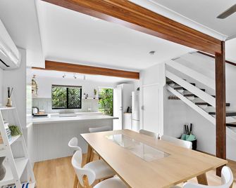 Stylish Townhouse, private courtyard walk to beach - Noosaville - Eetruimte