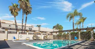 Stanford Inn & Suites Anaheim - Anaheim - Bể bơi