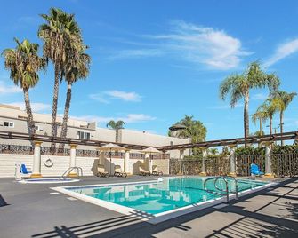 ستانفورد إن آند سويتس أنهايم - انهايم - حوض السباحة