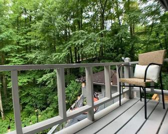 Cozy, Modern Camp nestled near Audra State park. - Buckhannon - Balcony