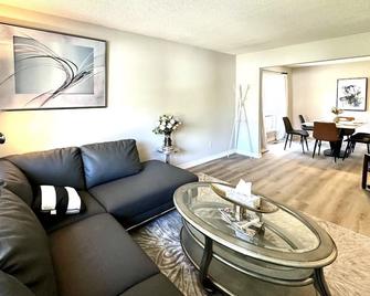 Cozy and spacious vacation home in Toronto - Toronto - Living room