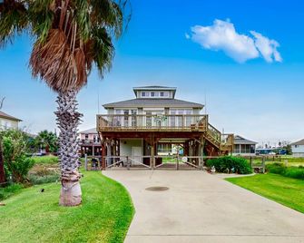 Festive Beach Retreat - Rockport - Building