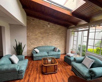 Natural Enchant Residence located near edificios la cuadra area & beautiful yard - Cuenca - Living room