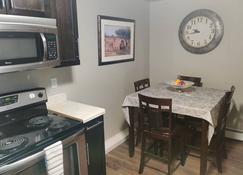 A Home Away - Well Appointed 2 bedroom unit in quiet area! - Regina - Yemek odası