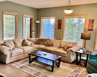 2 Min to Kananaskis! Beautifully Furnished 1640 sq ft Lower Suite on Acreage. - Bragg Creek - Living room