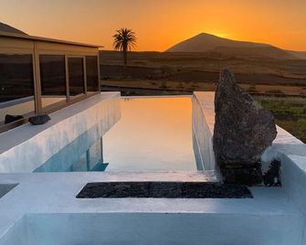 Finca Marisa - Tinajo - Piscina