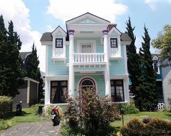 Villa Kota Bunga Peony - Puncak - Building
