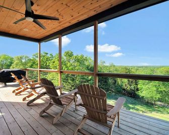 Brand New! Lofted Lookout - gorgeous views near Turner Falls - Sulphur - Balcón