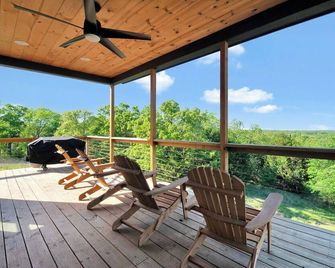 Brand New! Lofted Lookout - gorgeous views near Turner Falls - Sulphur - Balcón