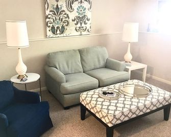 Fabulous Aggieville Hideaway - Convenient 1 bedroom next to KSU & Aggieville - Manhattan - Wohnzimmer