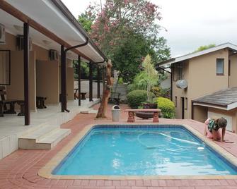 Tzaneen Guest House - Tzaneen - Pool