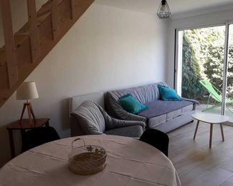 2-person gîte 7 minutes from surf spots, beaches and hiking trails. - Plonéour-Lanvern - Salon