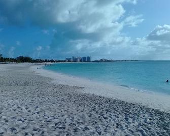 Private Guest House 2 bedrooms & 2 baths near Grace Bay Beach & Long Bay Beach. - Providenciales - Beach