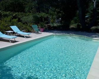 Les chambres d'Adeline - B&B - Murs - Pool