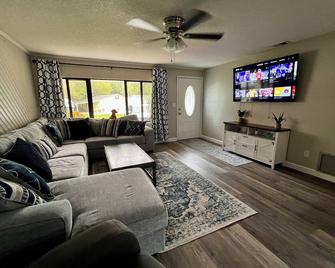 Sleeps 12, theater, waterfront, close to springs and forest. Old Florida - Astor - Sala de estar