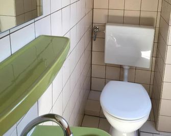 Sonnige Dachgeschosswohnung - Niederkassel - Badkamer