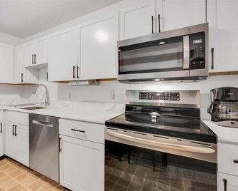 White Cap B-315 | 1 Bed, 1 Bath - Newry - Cocina